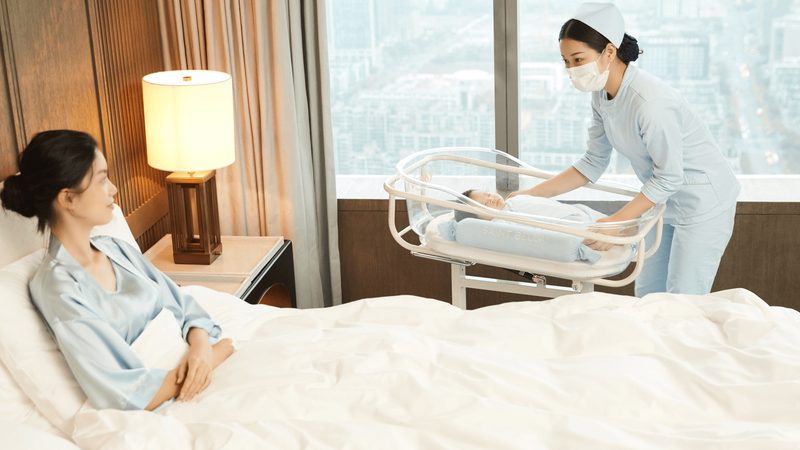 在面试育儿嫂时，首先需要了解她的背景和经验。以下是一些关键问题：